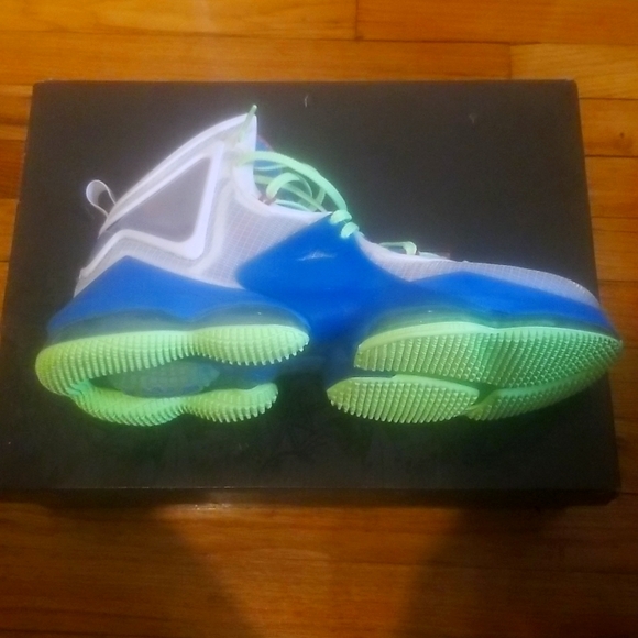 Lebron XIX - Picture 2 of 12